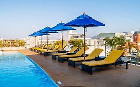 Days Inn By Wyndham Beach